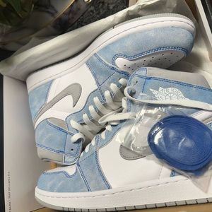 Air Jordan 1 Retro OG - Hyper Royal/White (New!)